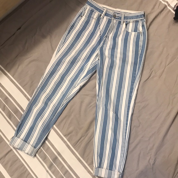 LIKE NEW AE Mom jeans - Picture 4 of 6